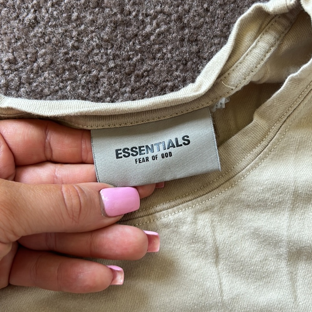Essentials t-shirt - Picture 3 of 3
